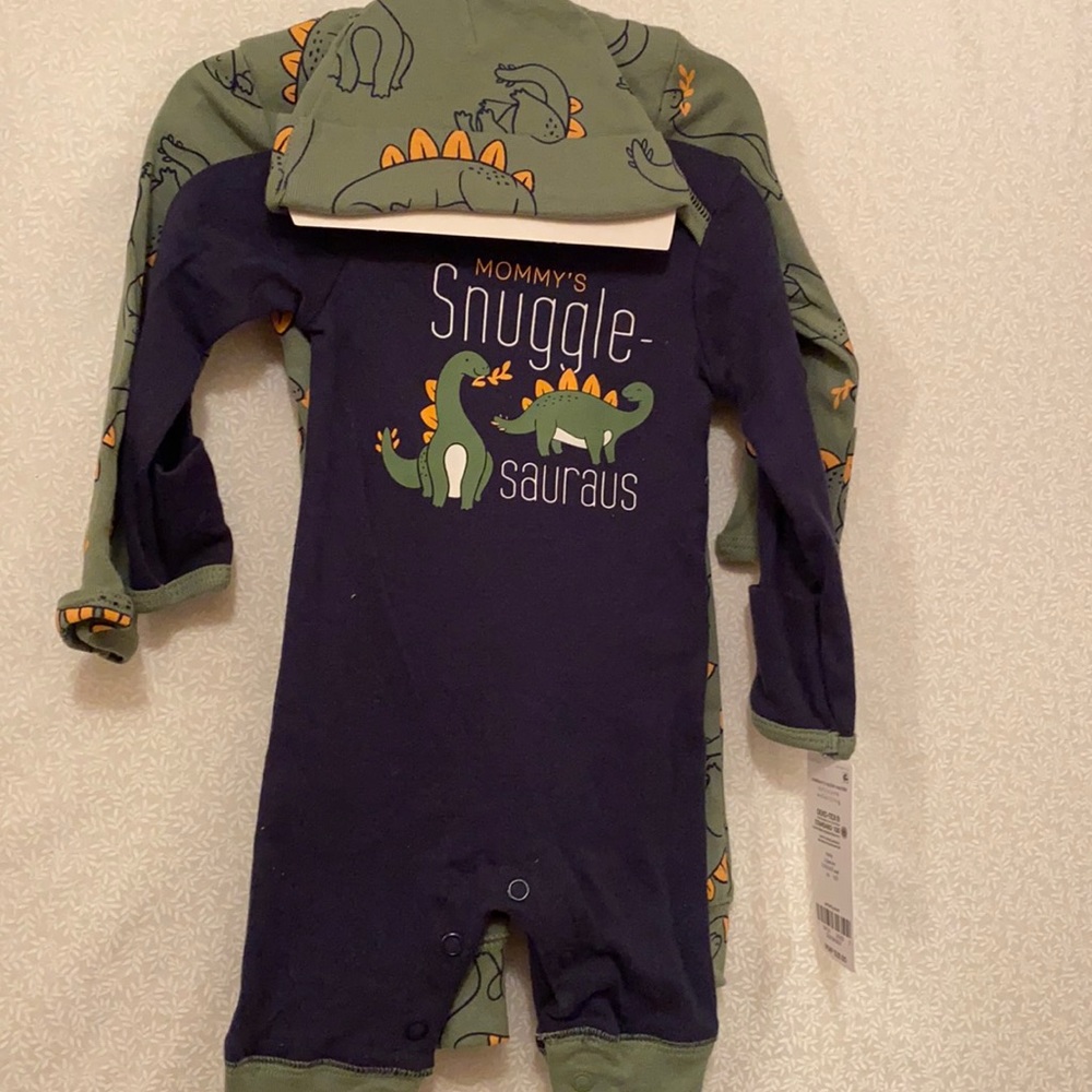 Carter’s three piece gift set Mommy’s snuggle-sauraus